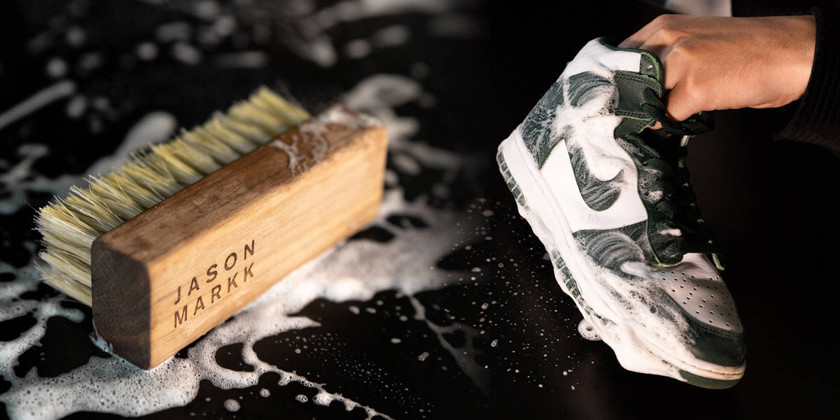 Sneaker waschen: So geht es richtig Tipps Anleitung