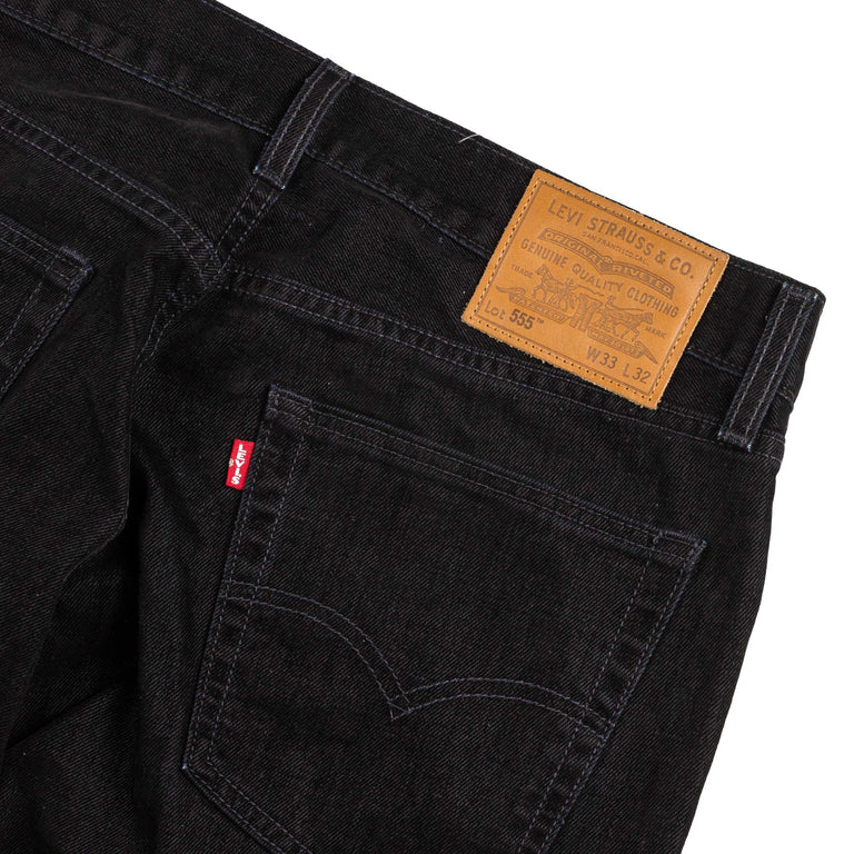 Levi's 555 Relaxed Straight Jeans (Birds of a Feather / Blau) onfeet