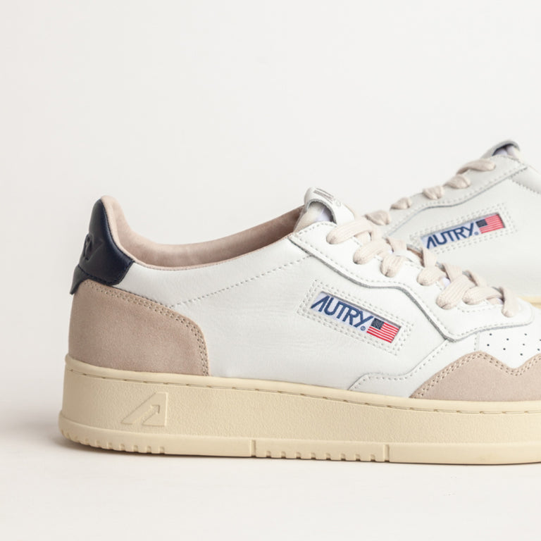 Autry Medalist *Leather / Suede* onfeet