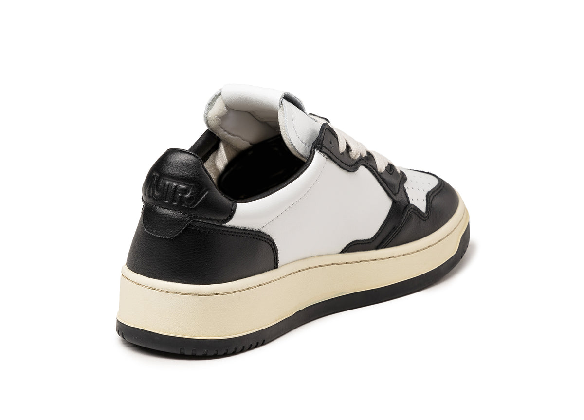 ☆AUTRY☆ Medalist sneakers in leather black white WB01 Autry Medalist Low Bicolor Sneakers In White And Black Leather