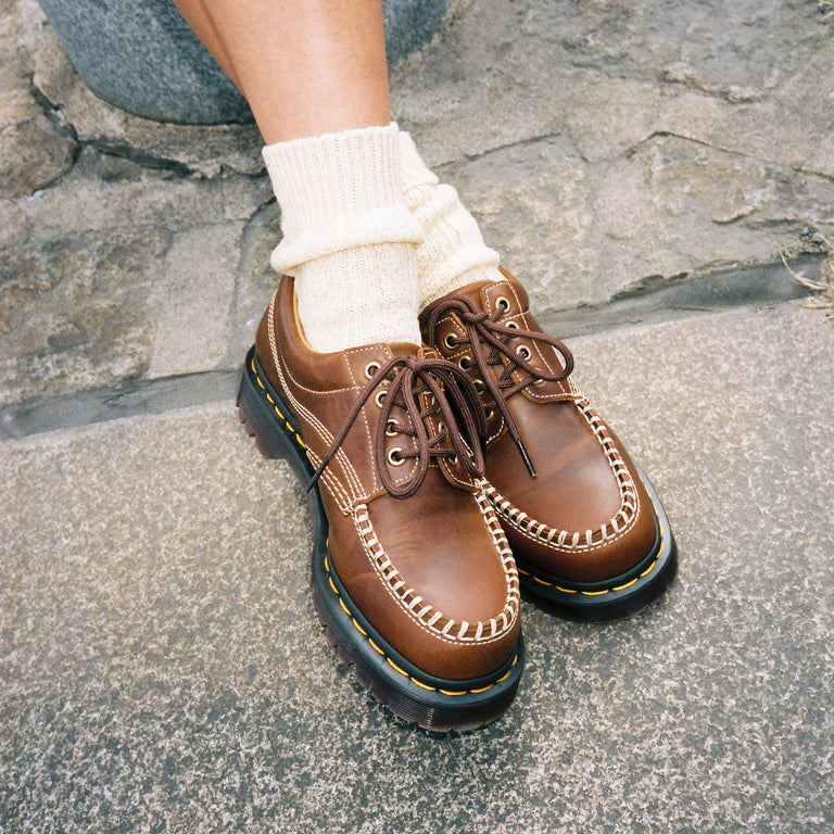 Dr. Martens Lowell onfeet