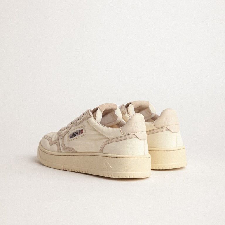 Autry Medalist W *Nylon / Suede* onfeet