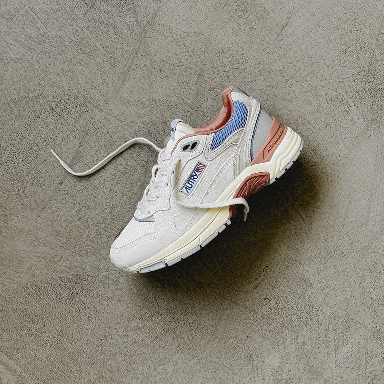 Autry Hyperway W *Suede / Mesh* onfeet