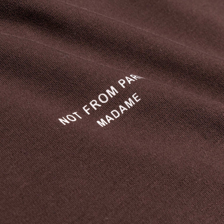 Drole de Monsieur Le T-shirt Slogan Classique (Dark Brown)