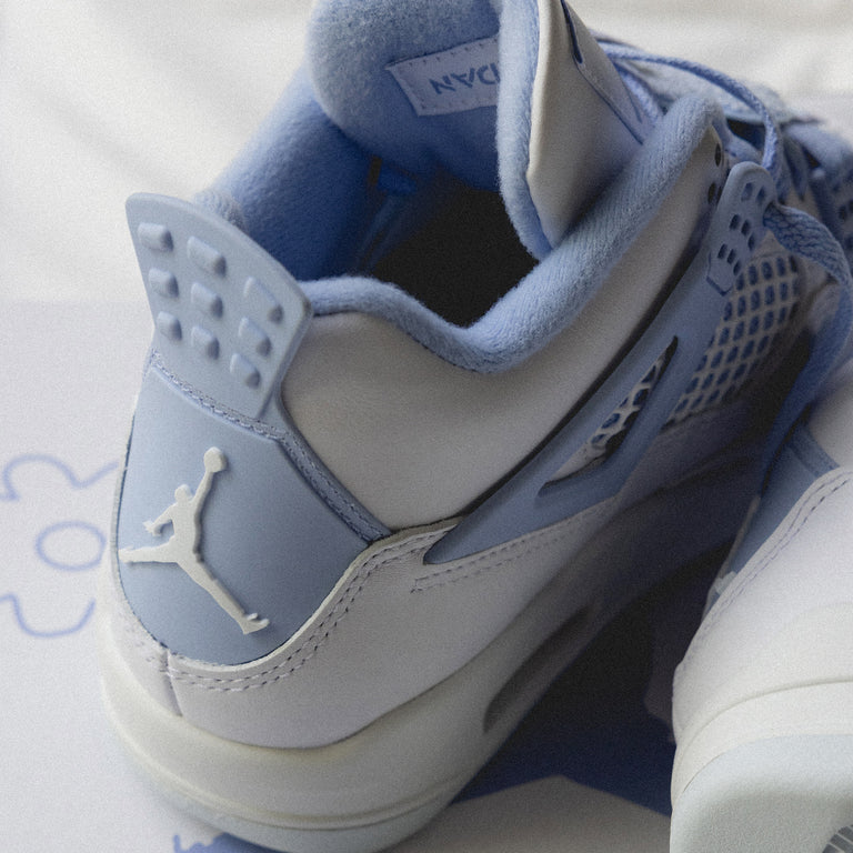Nike Wmns Air Jordan 4 Retro *Aluminum* onfeet