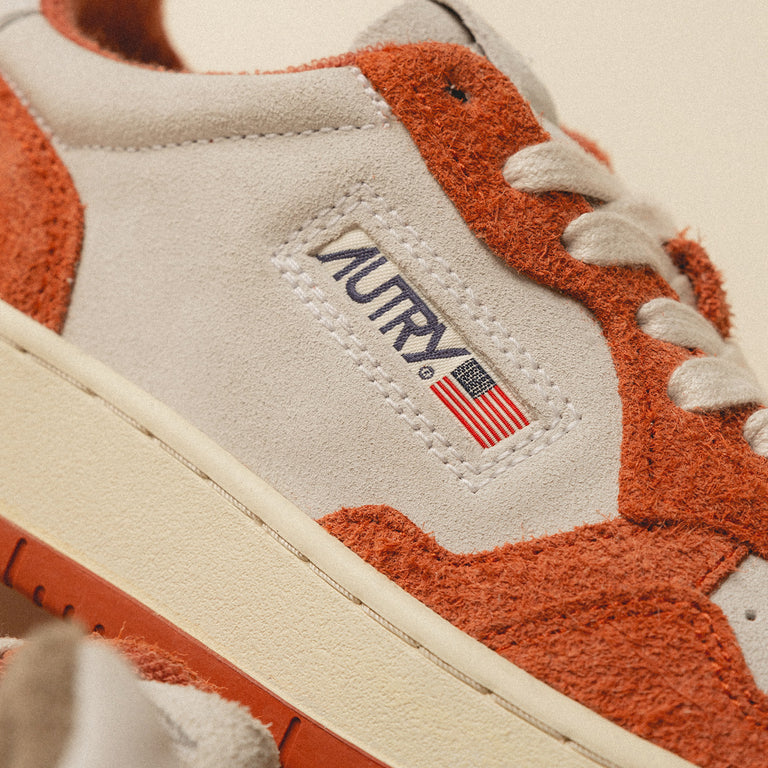 Autry Medalist W *Suede / Long Suede* onfeet