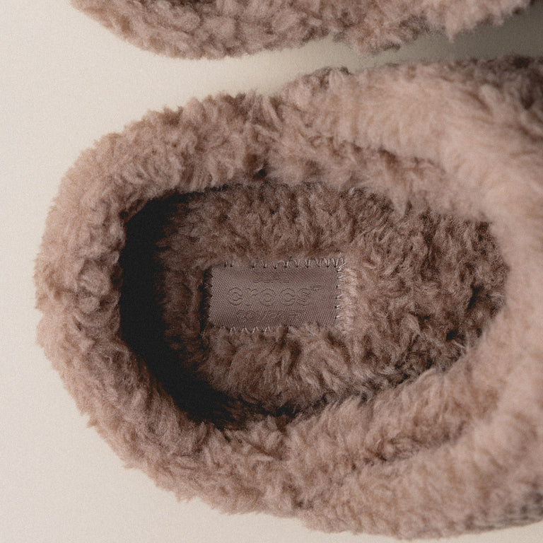 Crocs Classic Cozzzy Slipper onfeet
