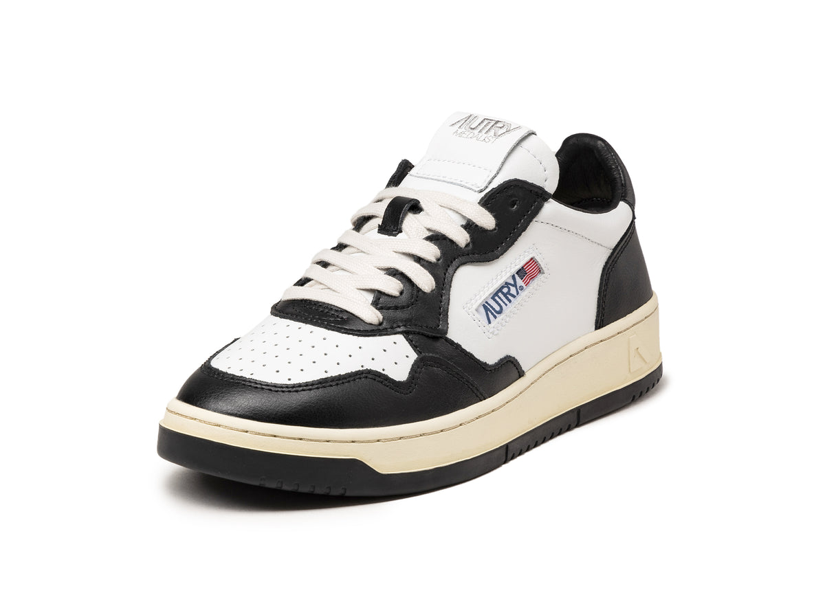 ☆AUTRY☆ Medalist sneakers in leather black white WB01 Autry Medalist Low Bicolor Sneakers In White And Black Leather