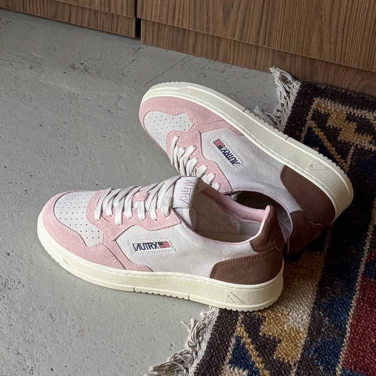 Autry Medalist *Suede* onfeet