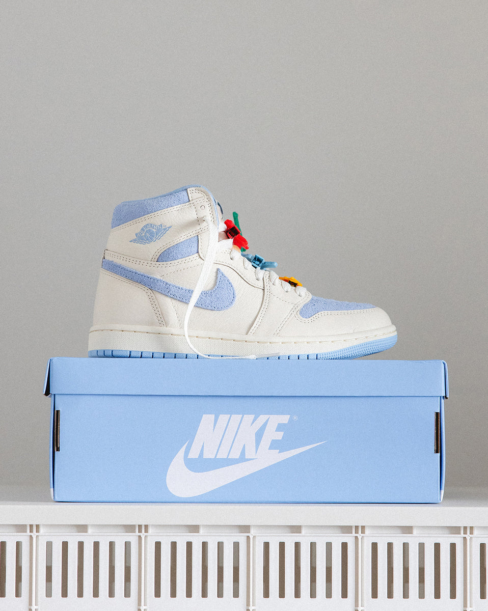 Nike Wmns Air Jordan 1 Retro High OG *Psychic Blue* Sneaker  display picture 1