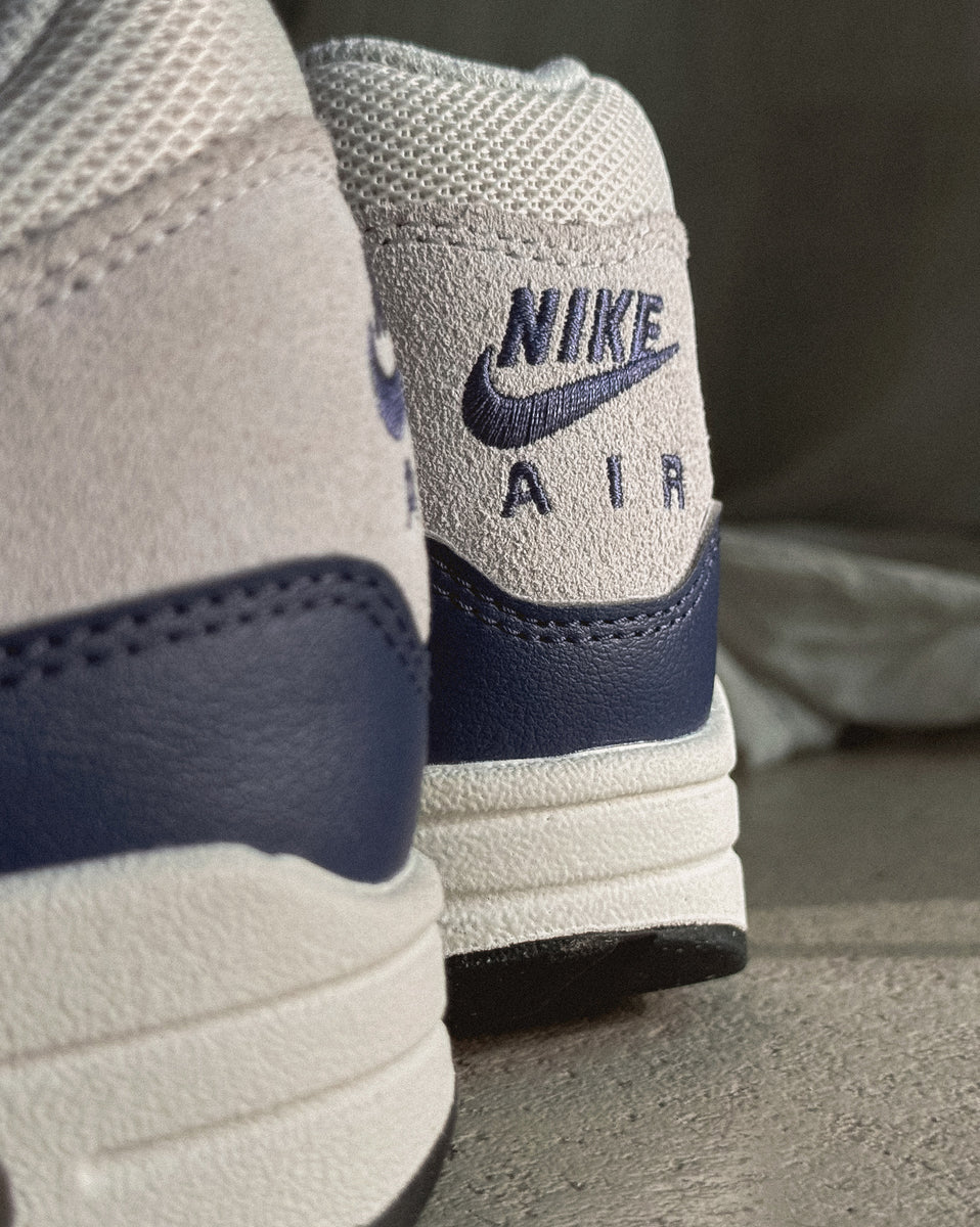 air max 1 dark grey fierce purple