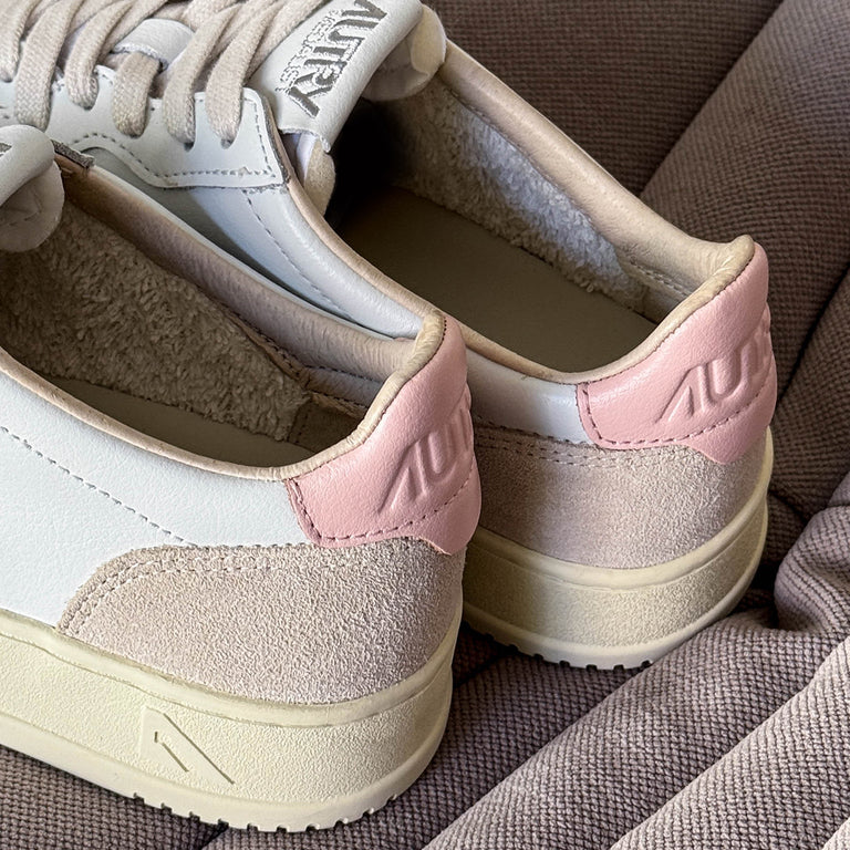 Autry Medalist W *Leather / Suede* onfeet