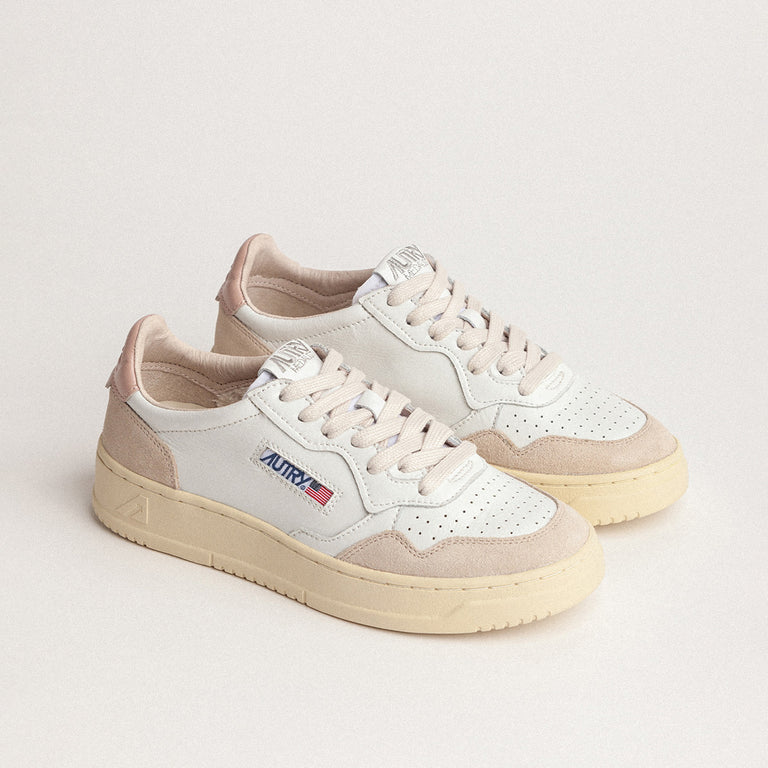 Autry Medalist W *Leather / Suede* onfeet