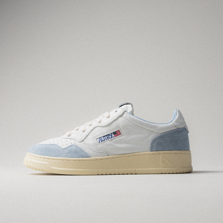 Autry Medalist *Goat / Suede* onfeet
