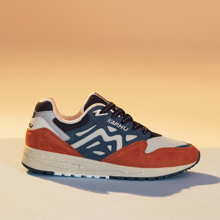 Karhu Legacy 96 *Polar Night 2* onfeet