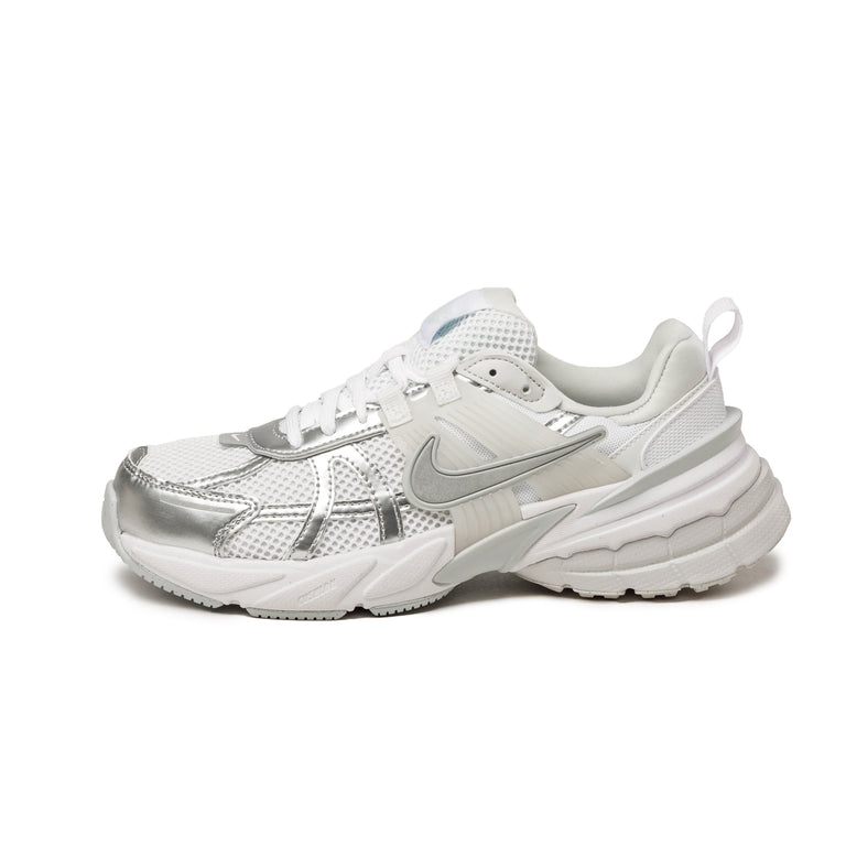 White and silver nikes hot sale