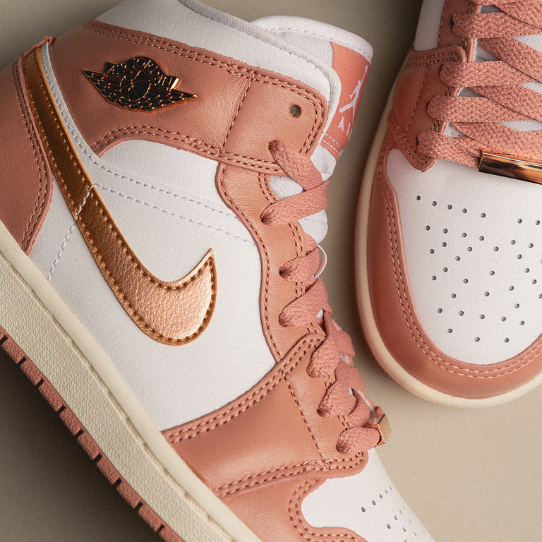 Nike Wmns Air Jordan 1 Mid SE onfeet