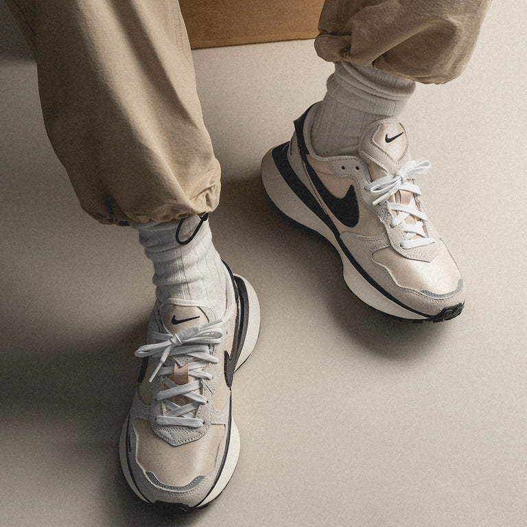 Nike Wmns Phoenix Waffle onfeet