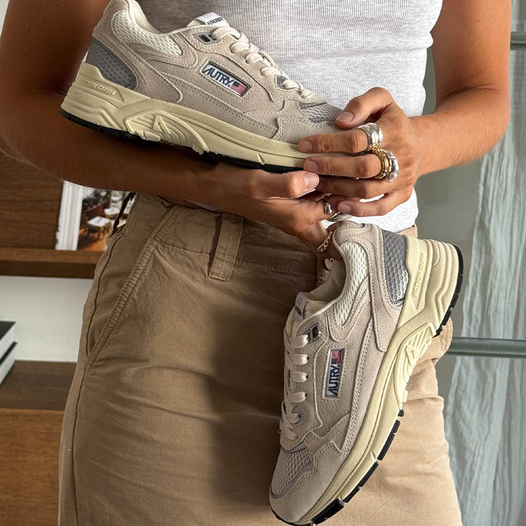Autry Hyperway W *Suede / Mesh* onfeet