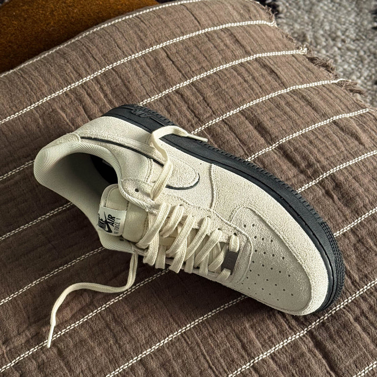 Nike Air Force 1 '07 LV8 onfeet