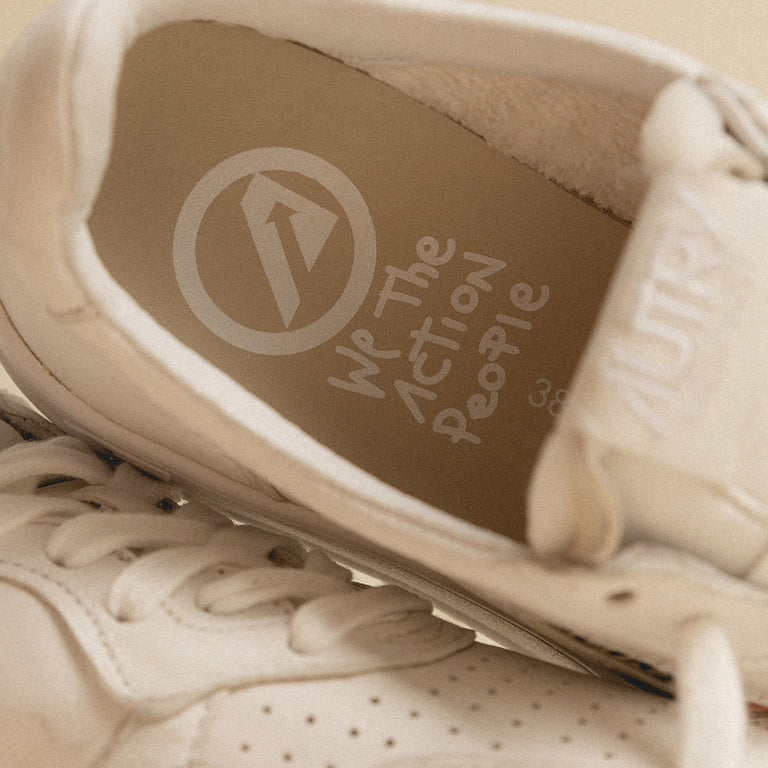 Autry Medalist W *Solid Goat* onfeet