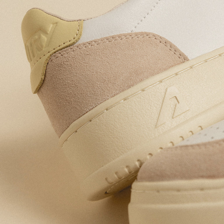 Autry Medalist W *Leather / Suede* onfeet