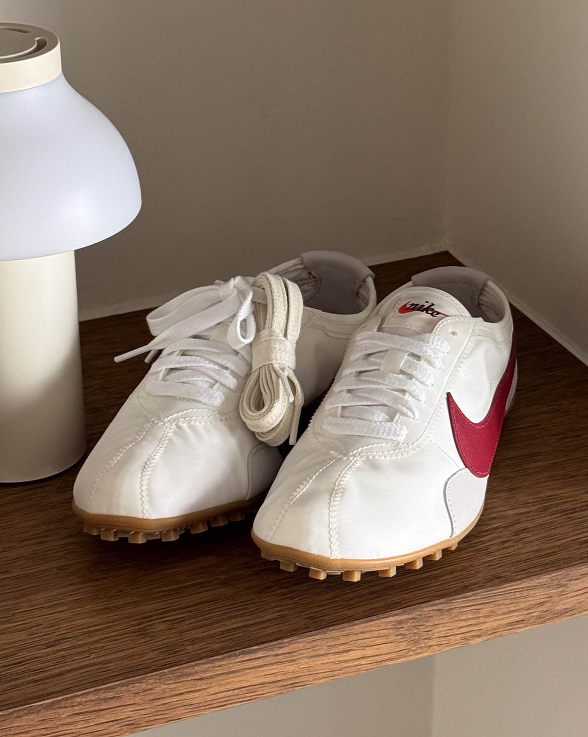 靴 WMNS Moon Shoe Summit White/Team Crimson Nike Wmns Moon Shoe OG SP Sneaker » Buy online now!
