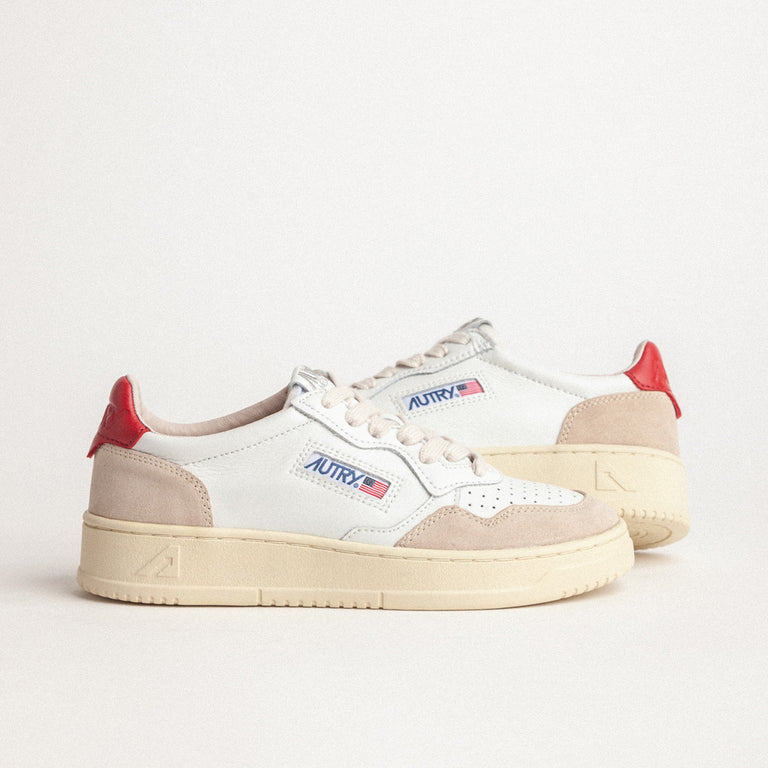 Autry Medalist W *Leather / Suede* onfeet