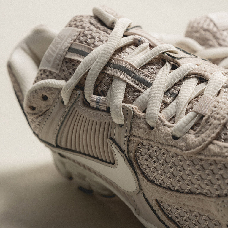 Nike Wmns Zoom Vomero 5 onfeet