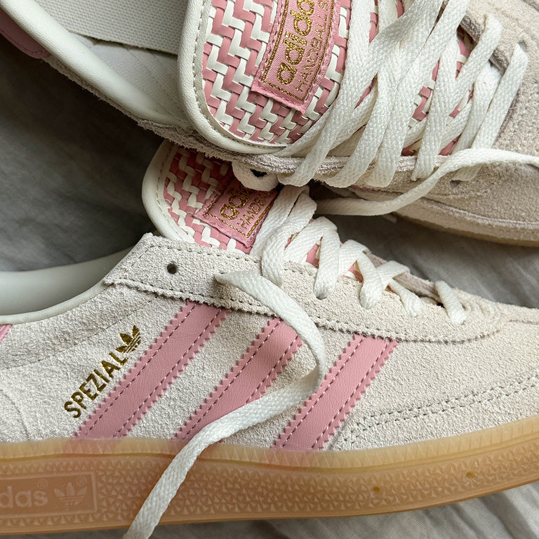 off white/wonder mauve/gold met onfeet