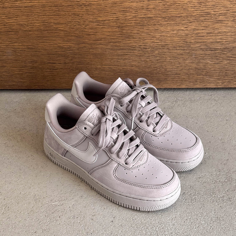 Nike	Wmns Air Force 1 Retro PRM onfeet