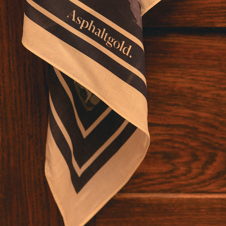Asphaltgold *Never Enough.* Bandana onfeet