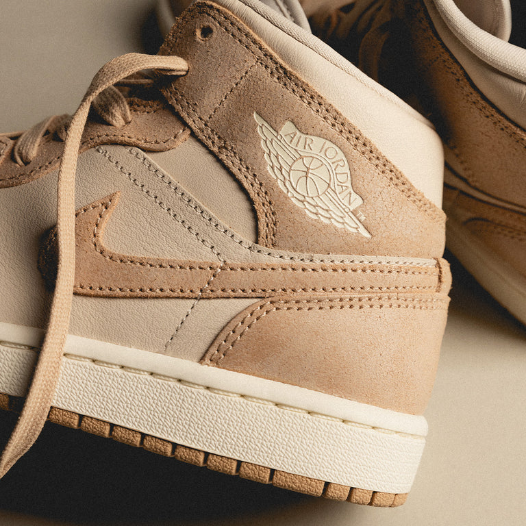 Nike Wmns Air Jordan 1 Mid SE onfeet