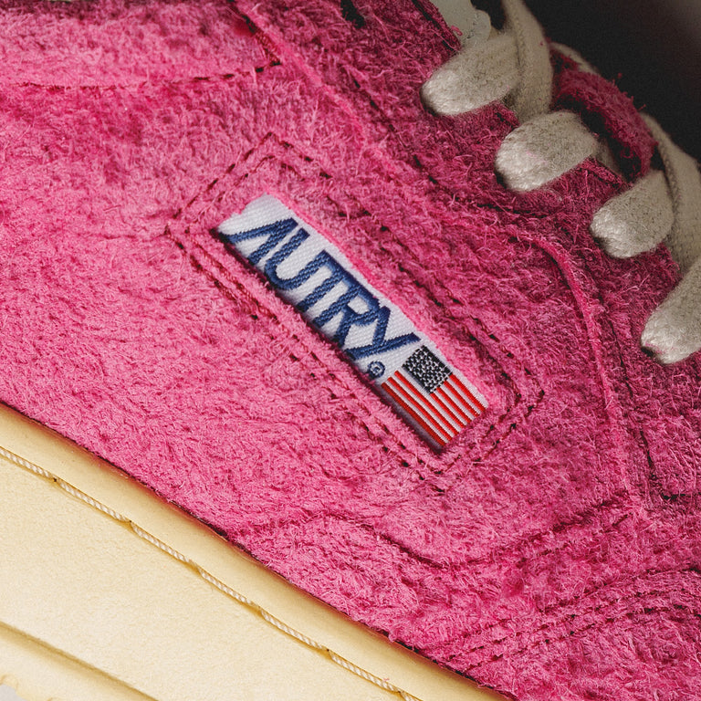 Autry Medalist W *Hairy Suede* onfeet