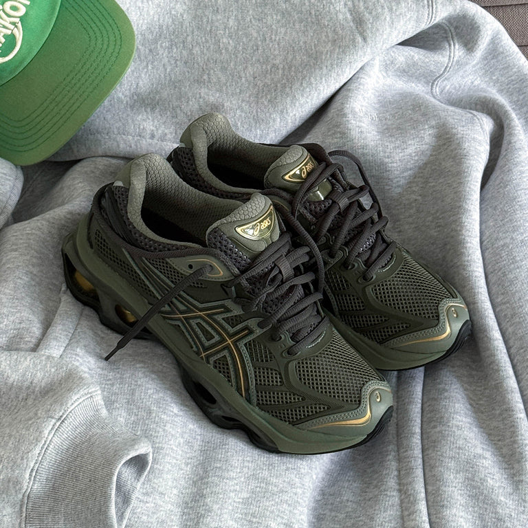 Asics GEL-Kinetic 2.0 onfeet