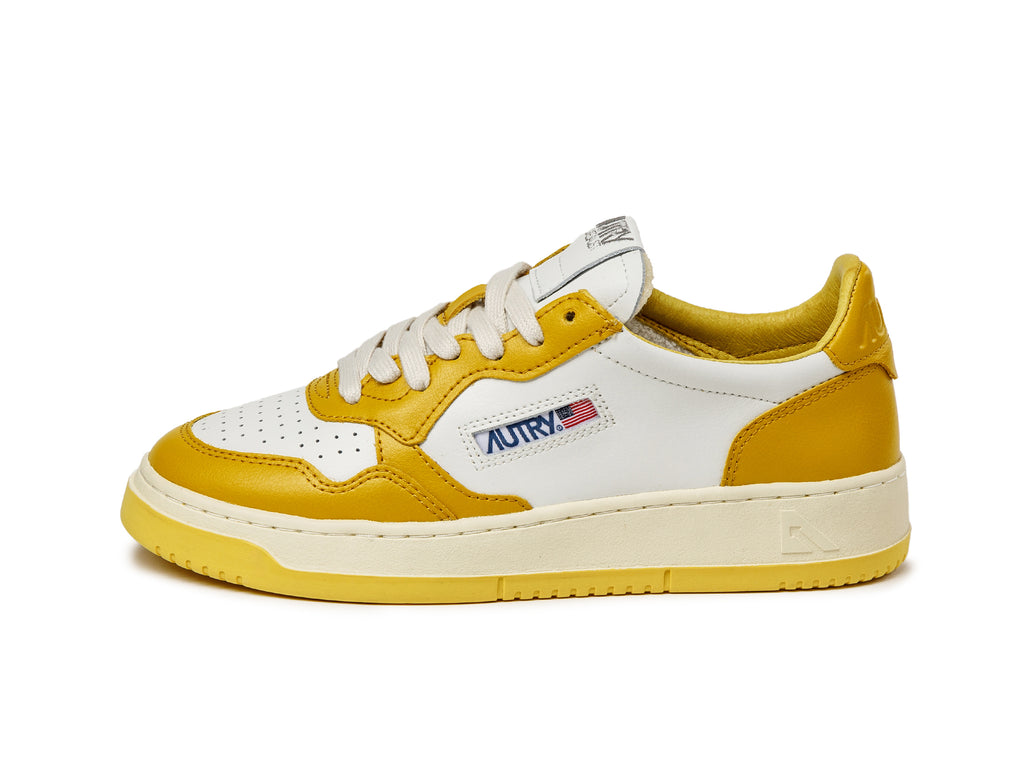 【関税&送料込】Autry Medalist Sneakers In White Sand Leathe Autry Medalist (White/Sand) - Style Code: AULMHE02-WSND