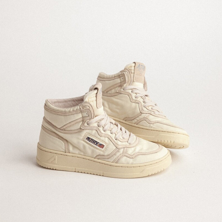 Autry Medalist Mid W *Nylon / Suede* onfeet