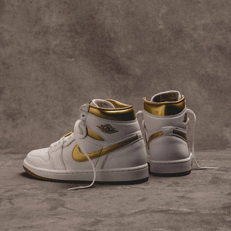 Nike Wmns Air Jordan 1 Retro High OG *White and Gold* onfeet