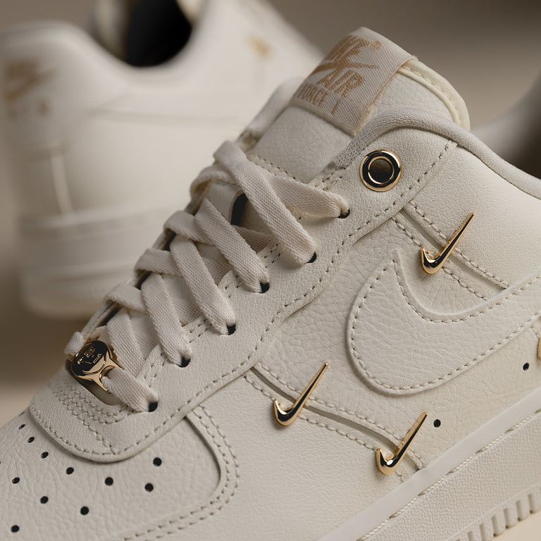 Nike Wmns Air Force 1 '07 LX onfeet