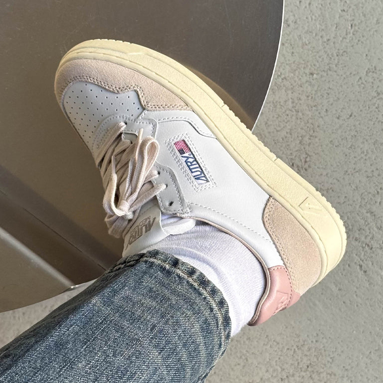 Autry Medalist W *Leather / Suede* onfeet