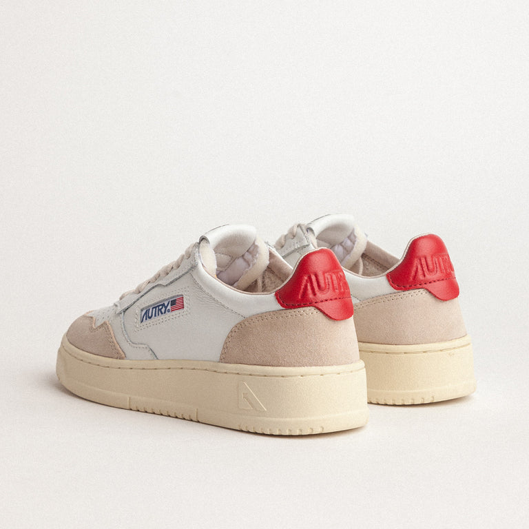 Autry Medalist W *Leather / Suede* onfeet