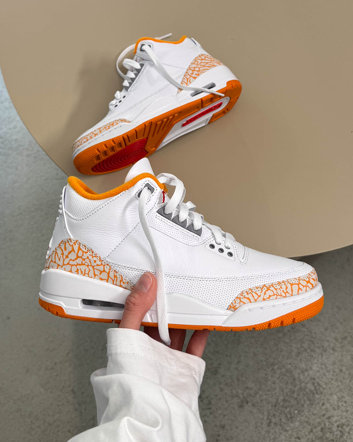 メ*こ様 ★ナイキ　Nike Air Jordan 3 Retro Nike Wmns Air Jordan 3 Retro *White and Orange Peel* sneakers