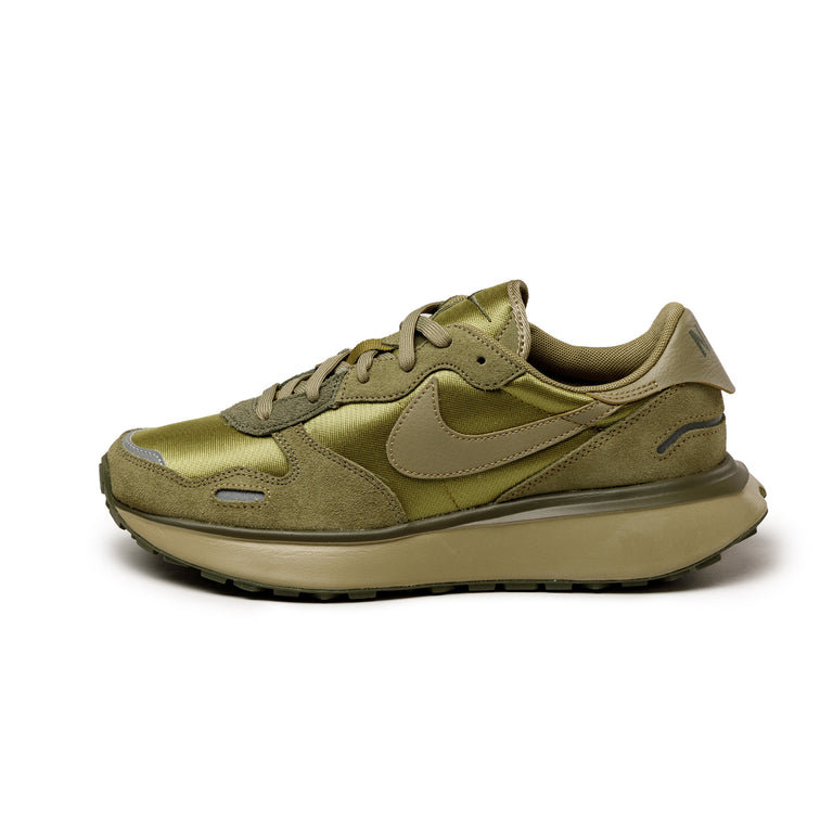 Nike nike tech trainer gray and gold background black
