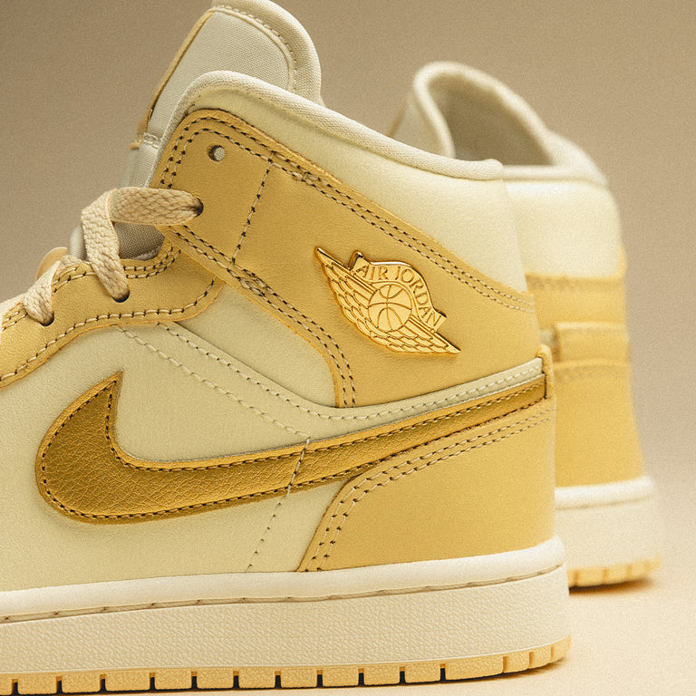 Nike Wmns Air Jordan 1 Mid SE onfeet