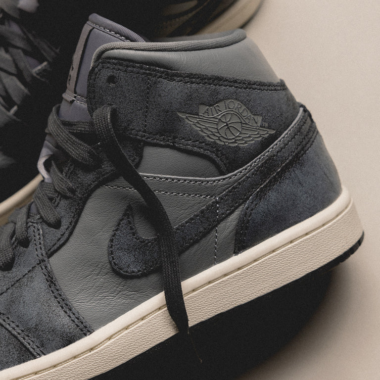 Nike Wmns Air Jordan 1 Mid SE onfeet