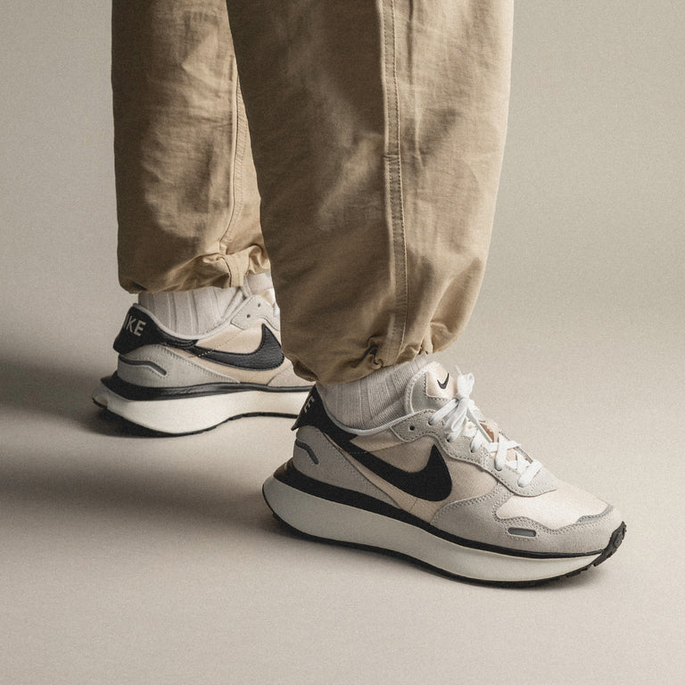 Nike Wmns Phoenix Waffle onfeet