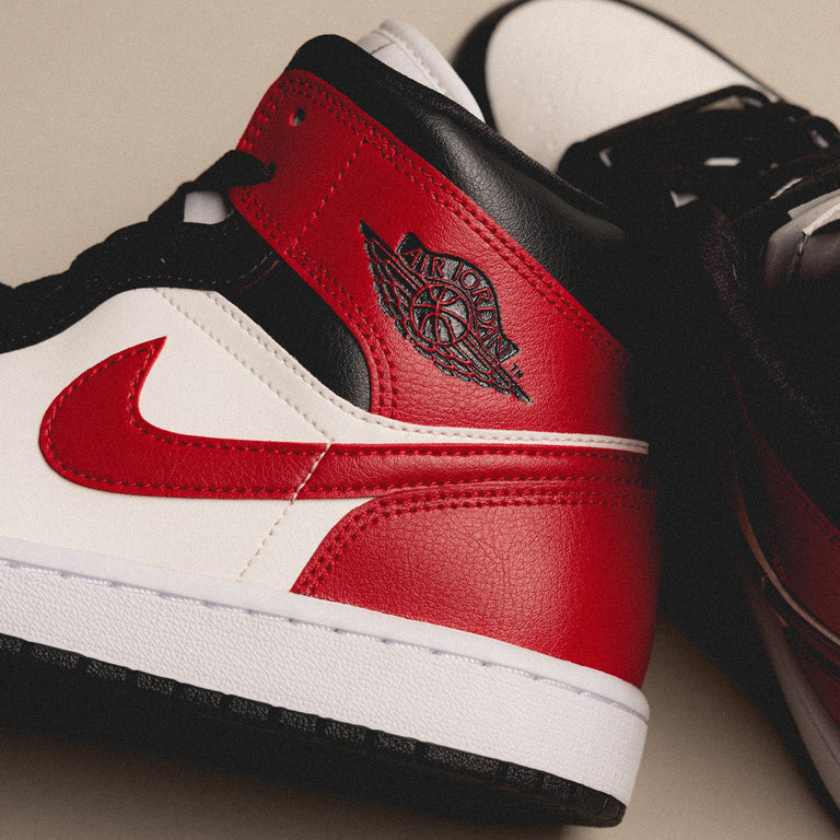 Nike Wmns Air Jordan 1 Mid onfeet