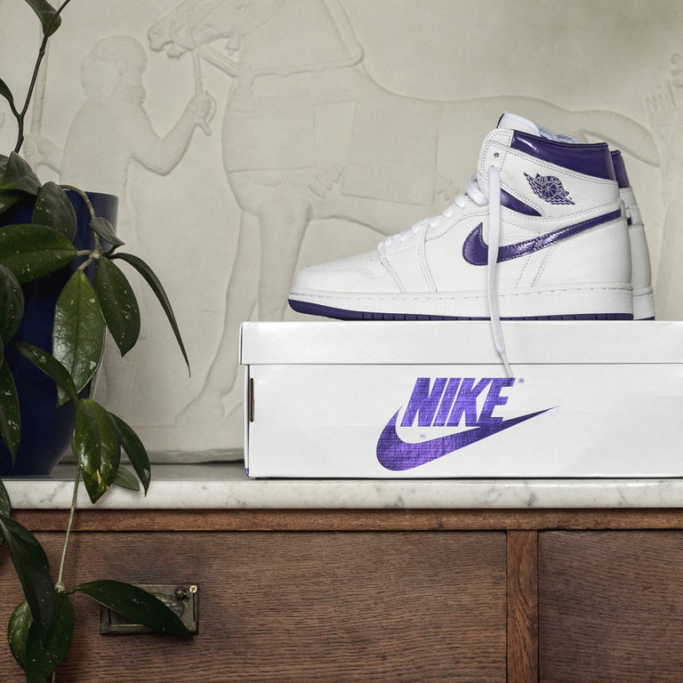 Nike Wmns Air Jordan 1 High OG *Court Purple* onfeet