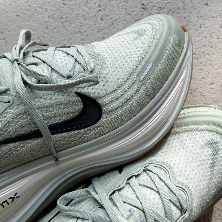 Nike Vomero Plus onfeet
