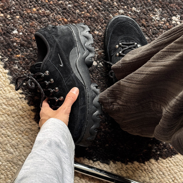 Nike Wmns Lahar Low onfeet